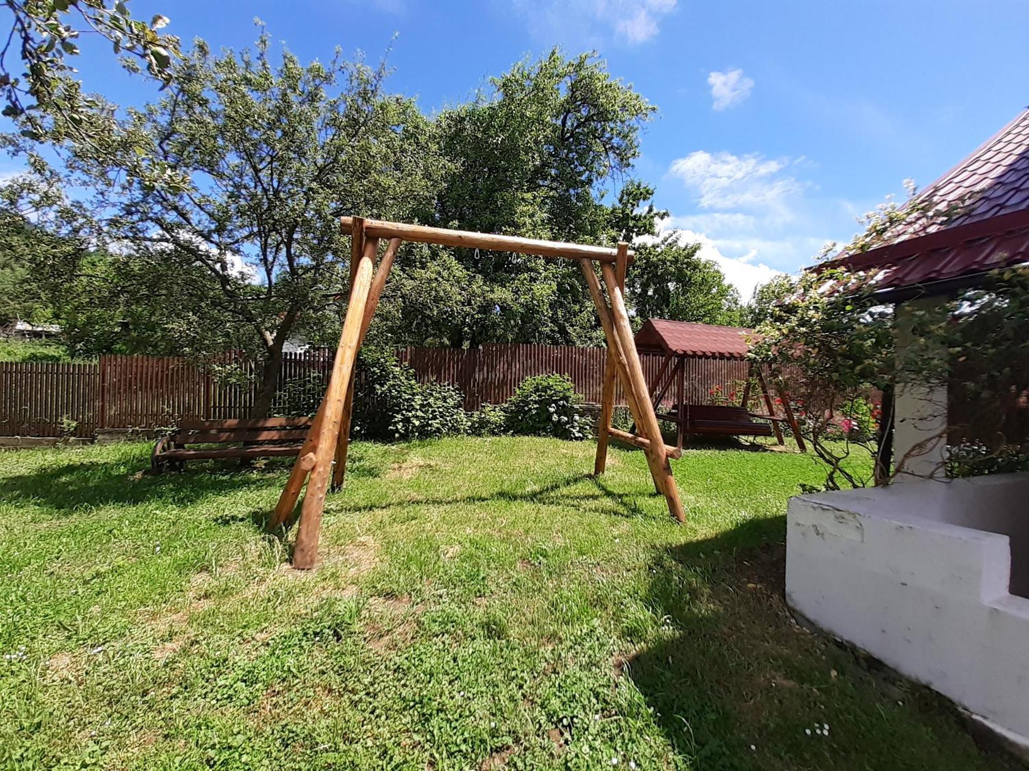 Casa Silvia Hotel Căpăţîneni-Ungureni Екстериор снимка